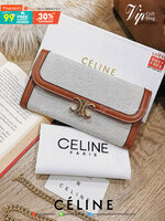 พรีเมี่ยมกิ๊ฟแท้ 100% 】CELINE LONG WALLET BAG VIP GIFT WITH PURCHASE-GWP กระเป๋าพรีเมี่ยมกิ๊ฟ Limited จาก CELINE HAUTE PARFUME DUTYFREE COUNTER วัสดุ Triomphe Canvas สวยอยู่ทรงเปิดปิดด้วยฝาปิดประดับโลโก้แบรนด์สีทองด้านหน้า ภายในมีช่องแบ่งเยอะมากค่ะ