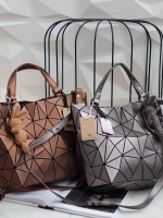 🎄New Collection 2 สีมาใหม่ รุ่นขายดีมาก !!! ลาย Limited edition หายาก 👍ปรับทรงได้ 2 แบบ น่ารักมาก มาพร้อมกระต่ายเข้า set เลิศคะ กระเป๋า จากแบรนด์ David Jones กระเป๋าสะพายข้างดีไซน์เกร๋มาก สีสวยหรูมาก ขนาดกะลังดีเลย น้ำหนังเบามากคะ ภายในมีช