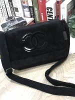 Chanel Beaute Crossbody Bag กระเป๋าสะพาย VIP. GIFT ของแท้ จาก Chanel Cosmetic วัสดุขนวูฟสีดำหนานุ่ม ตัดโลโก้แบรนด์หนังแก้วอสวยโดดเด่น น้ำหนักเบา เปิดปิดด้วยฝาปิดกระดุมแม่เหล็ก ใบใหญ่กำลังดี ใส่ iPad, กระเป๋าสตางค์ใบยาว, และของจุกจิกได้เยอะ มาพร้อมสายยาวเล