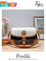 LV DIANE FLEECE BAG ใหม่กับรุ่นที่ทำมาจำนวนจำกัด ดีไซน์ต้อนรับอากาศเย็นๆช่วงส่งท้ายปี กับกระเป๋าสะพายทรงสวย ดีไซน์คลาสสิคซ่อนความหรู ด้วยการตกแต่งขนฟูนุ่ม วัสดุหนังแคนวาสตัดสลับหนังแท้ เปิด-ปิดกระเป๋าด้วยกระดุมแม่เหล็ก ภายในเป็นช่องโล่ง ใส่ของสำคัญได้ครบ 