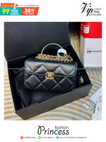 CHANEL Mini Box Bag กระเป๋าถือสุดหรู สวยดูแพง รูปทรงคลาสสิค มีกระจกด้านใน หูจับในตัว สะดวกต่อการพกพา หนังอย่างดีเรียบเงา ภายในเป็นช่องโล่ง คล้ายรุ่น Vanity Bag ใส่เครื่องสำอางค์ได้ มาพร้อมสายสะพาย ปรับใช้ได้ตามต้องการ