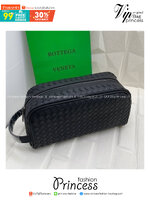 1Zip Bottega Veneta Intrecciato Travel Pouch กระเป๋าทรงพอชพร้อมหูจับในตัว รุ่นยอดนิยม สวยหรูคลาสสิค ดีไซน์หนังสานตารางโดดเด่นเป็นเอกลักษณ์ที่คงความเรียบหรูดูแพงไว้อย่างลงตัว กิมมิคที่ใครๆก็อยากเป็นเจ้าของ ที่มีทั้งความหรูหราและสปอร์ตในตัว
