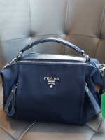 รุ่น Limited edition ค่า ได้ กระเป๋าอเนกประสงค์ ทรง Mini TOTE จากแบรนด์ PRADA มาค่า เป็น กระเป๋าMatte Canvas ใบนี้มีสายยาวให้คะ เลิศมาก สะพายเป็น shoulder bag หรือ ถือได้คะ ด้านหน้ามี logo brand ใช้แล้วสวยมากๆ อะไหล่สีเงิน จุของคุ้ม เกินราคารับประกันคะ