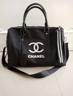 New item! อีกหนึ่งรุ่นที่การันตีความคุ้ม กับรุ่น travel & fitness bag จากงานพรีเมี่ยมกิ้ฟแบรนด์หรูอย่าง Chanel ตัวกระเป๋า nylon สลับหนัง PU กันน้ำได้ สกรีนโลโก้แบรนด์ตัดสีขาว เปิดปิดด้วยซิปแบรนด์ อะไหล่คุณภาพเยี่ยม ด้านในจุของได้เยอะมากๆ สายยาวแข็งแรง ถอด