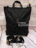 กระเป๋าสะพาย ทรง TOTE จากแบรนด์ PRADA มาค่า ตัวกระเป๋าเป็น nylon ทั้งใบ สะพายเป็น shoulder bag หรือถือได้ค่ะหรือสะพายเป็นเป้ก้ยังได้ ด้านหน้าเป็นลายหมี ปักกลิ้ตเตอร์ + logo brand ใช้แล้วสวยมากๆ อะไหล่ทองหรูมาก จุของคุ้ม ใส่หนังสือหรือของจุกจิกก็ไ้ด้หมด สว