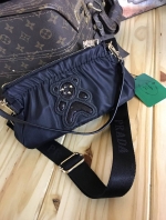Don't Miss! PRADA NYLON CROSSBODY BAG กระเป๋าสะพายพรีเมี่ยมกิ้ฟจากเคาน์เตอร์ต่างประเทศรุ่น Limited edition วัสดุเป็น Nylon เนื้อหนาคุณภาพดีตามแบบฉบับของแบรนด์ ขนาดกำลังดี ด้านหน้าเป็นลายหมีปั๊กกลิ้ตเตอร์อะไหล่ทองสวยภายในซับ Polyester 100% สกรีนโลโก้แ