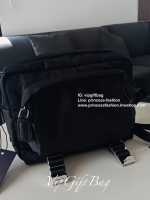 Prada Bag ทรงใหม่มีไว้ไม่ซ้ำใครแน่นอนคะ จะสะพายข้าง หรือ คาดอกก็ได้คะ วัสดุทำจากผ้าNylon กันน้ำ ตัวอะไหล่สีเงิน ขนาดกำลังดี ใส่ของได้เยอะคะ มือถือ กระเป๋าตังใส่ได้ สบายๆคะ ด้านหน้าและด้านหลังมีช่องซิปแยกให้อีกคะ ใช้ได้ทั้งผู้ชายผู้หญิงเลยคะ ด้านข้างกระเป๋