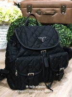 PRADA NYLON BACKPACK WITH POCKET กระเป๋าเป้ premiumbgift จากเคาน์เตอร์แบรน วัสดุ Nylon เนื้อหนา ลายตาราง คุณภาพดี ด้านหน้า มีโลโก้แบรนด์ อะไหล่เงิน มี Pocket หน้า 2 ช่อง หัวซิป และอะไหล่ปั๊มแบรนด์ พร้อมพวงกุญแจปอมสีดำ ถอดเเยกใช้ได้ค่ะ เปิดปิดด้วยฝาปิด Dra