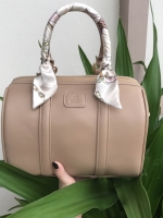 รุ่นขายดี สีใหม่ สวยหรู เวอร์วังมากคะ มาพร้อม ผ้าพันกระเป๋าเข้า set 😘🙏🏻 👜ดีเทลกระเป๋า 🌵สินค้าขายดี ขนาด มินิ สวยมากคะ >> รุ่น KEEP leather Pillow bag สวย น่ารัก ขนาดตอบทุกโจทย์การใช้งาน เห็นแล้ว **หลงรักเลยคะ 