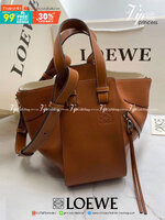 VIP GIFT 】หนังแท้ Loewe Small Hammock bag in pebble grain calfskin A multifunctional bag with supple side panels that release to change its shape. Looped straps allow the bag to be worn in multiple ways. This small version is in pebble grain calfskin.