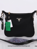 Prada Tessuto Saffiano Nylon and Leather Crossbody Messenger Bag กระเป๋าสะพาย ทรงสวย ดูโดดเด่น จากแบรนด์ Prada แท้ 100% ทำจากวัสดุผ้าไนล่อน เนื้อหนา คุณภาพดี อะไหล่ทอง สวยหรูดูแพง ซับในพิมพ์ลายแบรนด์สวยๆ ตามแบบฉบับแบรนด์ ใส่ IPad, เครื่องสำอางค์, กระเป๋าส