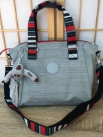 KIPLING AMIEL K15371 กระเป๋าถือ/สะพาย KIPLING รุ่นขายดีมาแล้วค่า มาพร้อมพวงกุญเเจที่เป็นเอกลักษณ์ของเเบรนด์ เปิดปิดด้วยซิป มีสายยาว ถอดสายและปรับความยาวได้ น้ำหนักเบา ทำความสะอาดง่าย ช่องด้านในมีสายเกี่ยวกุญแจ ช่องซิปเล็กด้านใน แนะนำควรมีเลยติดตู้ไว้เลยค่