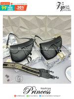 DIOR SADDLE BAG with strap กระเป๋ารุ่นยอดนิยมตามแบบฉบับแบรนด์ ใช้งานได้ 2 แบบ สะพายยาว CROSSBODY และสายสั้นถือได้เก๋ๆ ลุคนี้คูลสุดๆ เลยค่าา ภาพถ่ายจากสินค้าจริง! สวยมาก พร้อมส่งที่ไทยราคาสุดคุ้ม สาวๆ ห้ามพลาดค่ะ!