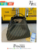 FENDI zucca hobo shoulder bag กระเป๋าสะพายทรงโท้ทใบใหญ่ เป็นรุ่นที่ทุกคนถามหา และมาแรงสุดๆ รูปทรงเรียบง่ายใช้งานได้แบบไม่มีเบื่อ