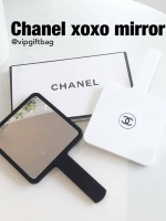 มีกระจกดีดีสักชิ้น ไว้พกติดตัวกันหรือยังคะสาวๆ? ทางร้านขอแนะนำ Chanel xoxo mirror กระจกแบบถือ ของสมนาคุณ จากแบรนด์ เครื่องสำอางค์ Chanel ตัวกระจกมีขนาดกะรัด ถือง่าย พกพาสะดวก ด้านนอกผิวลื่นเคลือบด้านสบายมือ ปั้มโลโก้แบรนด์ ด้านในเป็นกระจกใส จะส่องกี่ครั้ง