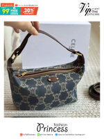 CELINE Vintage Denim Triomphe Lunch Box Bag กระเป๋าทรงโฮโบวินเทน งานเดนิมฟอกเข้ากับยุคสมัย สวยเท่ห์ พร้อมสายสะพาย รูปทรงใช้งานง่ายขนาดเหมาะมือ งานจริงน่าใช้มากค่ะ