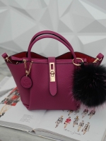 โฉมใหม่ ไฉไลกว่าเดิม 🌈everyday keep handbag 👑สวย หรู เวอร์วัง อีกแล้วค่า 👍 กระเป๋า ถือ//สะพายข้าง หนังสวยๆ มาพร้อมพวงกุญแจ ปอมปอม ฟรุ้งฟริ้ง ขนเฟอร์แท้ ยิ่งใช้ยิ่งฟูสวย น่ารักมาก เข้ากับกระเป๋าคะอย่างดี กระเป๋า เนื้อนิ่มหนา อยู่ทรง