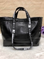 New in!!! ZARA HANDLE BAG Best seller !!! พร้อมส่งรุ่นใหม่ล่าสุดปี 2018 กระเป๋าถือหรือสะพายข้าง วัสดุหนังเมทาลิค น้ำหนักเบา ดีไซด์แบบเรียบแต่ดูเก๋ค่ะ รุ่นนี้โดดเด่นตรงสายของกระเป๋า สายพิมตัวอักษรสีขาว ปล่อยสายยาวลงมา รวบเป็นแบบสะพายข้างได้นะคะ เปิดปิดกระเ