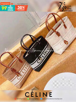 พร้อมส่งที่ไทยกับ CELINE TOTE BAG VIP GIFT WITH PURCHASE (GWP) พรีเมี่ยมกิ๊ฟ Limited Edition จาก PERFUME DUTYFREE COUNTER กระเป๋าสะพายทรง TOTE สุดชิค วัสดุผ้าแคนวาสเต็มใบสกรีนโลโก้แบรนด์ด้านหน้า ด้านในมีข่องใส่ของโล่งกว้าง ใส่ Notebooks ได้ พร้อมช่องซิปอี