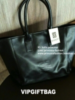 GIVENCHY TOTE BAG สินค้าพรีเมี่ยมจากน้ำหอม GIVENCHYแท้ 100%ทรงสุด HOT!! ขนาดกำลังดี หูยาวสายสามารถสะพายขึ้นไหล่เก๋ๆ เหมาะสำหรับทุกวัน ทำจากหนัง PU อย่างดี น้ำหนักเบา ด้านหน้าติดแผ่นหนังปั๊มGIVENCHY เรียบๆแต่มีระดับ ซับในด้วยผ้าสกรีนลายโลโก้ทั้งใบ ปิดปากกร