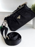 New arrival! งานไซส์น่ารัก จากงานพรีเมี่ยมกิ้ฟ เคาเตอร์ต่างประเทศ Prada มีมาให้จับจองคะ รุ่นยอดฮิตที่สาวๆตามหากัน ภายนอกจับจีบปากกระเป๋า ดีมาก วัสดุผ้าNyonกันน้ำ เปิด/ปิดด้วยซิป สามารถคล้องมือเกร๋ๆ หรือจะถือเป็นครัชก็ไฮโซไปอี้ก ภายในเย็บติดป้ายหนังแบรนด์ 