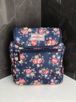Cath Kidston Backpack Bag กระเป๋าถือหรือเป้สะพายหลัง วัสดุCanvas+Polyester อย่างดี เนื้อหนา น้ำหนักเบา ประดับโลโก้ด้านหน้า เปิดปิด ด้วยกระดุมเเม่เหล็กทั้งด้านนอก/ใน มีช่องซิปด้านหน้าใส่ กระเป๋าสตางค์ หรือมือถือได้ หัวซิปหนังปั๊มโลโก้ ภายในมี ช่องเล็ก 1 ช่