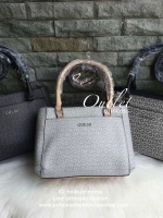 GUESS G LOGO PRINT TOTE BAG กระเป๋าถือหรือสะพายรุ่นใหม่ล่าสุดจาก GUESS FACTORY รุ่นยอดนิยม สวยอย่างมีสไตล์ สีสวยคลาสสิก รุ่นนี้มีการพิมพ์ลายโลโก้ รอบใบ หนัง faux-saffiano หนังคุณภาพดี ตั้งอยู่ทรง น้ำหนักเบา ประดับด้วยโลโก้แบรนด์อะไหล่เงิน สวยโดดเด่นที่กระ