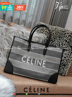 CELINE LARGE TOTE BAG VIP GIFT WITH PURCHASE (GWP) กระเป๋าพรีเมี่ยมกิ๊ฟ Limited จาก CELINE HAUTE PARFUME DUTYFREE COUNTER วัสดุ CANVAS ตัดหนังในดีไซน์ Casual สวยหรูสุดคลาสสิคใบใหญ่กำลังดีใส่สัมภาระได้เยอะ เปิดปิดด้วยกระดุม ภายในโล่งกว้าง มีช่องซิปและช่องใ