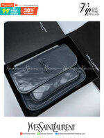 Saint Laurent Niki shoulder bag กระเป๋าสะพายรุ่นโดดเด่นด้วยโครงสร้างทำจากหนังวัว หนังมันเงา นิ่ม งานสวยมากๆ ค่ะ ด้านหน้าประดับโลโก้แบรนด์ และมีช่องสำหรับเก็บของที่หยิบใช้บ่อย ตอบโจทย์การใช้ชีวิตระหว่างวันได้ดีมากๆ สายสพายดีไซน์ได้หลายรูปแบบ แมทกับการแต่งต