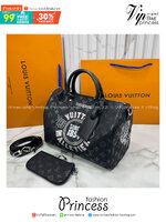 ORI หนังแท้ | LV Speedy P9 Bandoulière 30 Jackets กระเป๋าสะพายทรงหมอนสปีดี้ หนังสีดำสะท้อนถึงสไตล์ร็อค ประดับด้วยคริสตัล Swarovski® สีแดงอันโดดเด่น