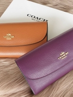 Coach long wallet กระเป๋าสตางค์ใบยาว วัสดุ pu. อะไหล่รมดำ เปิดปิดแบบฝาปิดกระดุม ภายในมีช่องใส่บัตร, ธนบัตร และช่องซิปใส่เหรียญ ด้านหลังมีอีก 1 ช่องค่ะ