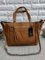 ZARA BASIC TOTE BAG กระเป๋าสะพาย ทรง TOTE ใบใหญ่จุสุดๆ วัสดุหนังแกะสังเคราะห์เนื้อนิ่ม texture สวย น้ำหนักเบา ดูแลรักษาง่าย เปิดปิดด้วยซิป ภายในกว้าง มีช่องซิป สามารถใส่เอกสาร A4, Notebook, ของใช้ได้เยอะ หูจับถนัดมือ แข็งแรง มาพร้อมสายสะพายยาว จะถือหรือสะ