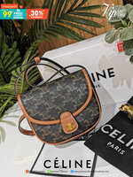 CELINE CROSSBODY BAG VIP GIFT WITH PURCHASE (GWP) พรีเมี่ยมกิ๊ฟ Limited จาก CELINE HAUTE PARFUME DUTYFREE COUNTER วัสดุ COATED CANVAS ดีไซน์สวยคลาสสิคหนังอยู่ทรงกันน้ำเปิดปิดด้วยฝาปิดโลโก้แบรนด์อะไหล่สีทอง