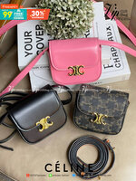 CELINE MINI TRIOMPHE IN TRIOMPHE CANVAS กระเป๋ามินิทรงชิค ดีไซน์รูปกล่องสุดแสนมินิมอล สามารถสะพายแบบ Crossbody และยังเป็น Belt Bagได้อีกด้วย วัสดุแคนวาสลาย Triomphe แบบไม่มีตกยุค ด้านหน้าโดดเด่นด้วยโลโก้สีทอง เป็นอีกหนึ่งตัวเลือกให้คุณเลือกสะพายในชีวิตประ