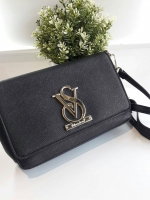 VICTORIA SECRET CLUTH & CROSSBODY BAG กระเป๋าสะพายข้าง แบบเรียบหรู วัสดุทำจากหนัง PU น้ำหนักเบา ด้านในมีช่องใส่ของหลักพร้อมช่องซิป ด้านหลังมีช่องเล็กอีก 1 ช่อง สายสะพายสามารถถอดออกหรือปรับระดับได้ ด้านในใส่กปต.ยาว + มือถือได้ทุกรุ่น ใบนี้แนะนำเลยค้า