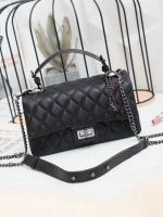 รุ่นขายดี KEEP รุ่น Coco chain handbag ✨ Collectionใหม่ตัวกระเป๋าผลิตจากหนัง Microfiber สวย ทนขึ้นกว่าเดิม การตัดเย็บ นิ่ม ฟู ตึง สวยอยู่ทรงตามแบบฉบับของแบรนด์ รุ่นใหม่ตัวนี้ปักลายตารางสวยหรู การเย็บประณีตทุกตาราง อะไหล่สีดำ เงา เกรดพรีเมี่ยม