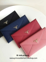 New Arrival~~ กระเป๋าสตางค์ยาวแบบพับ **ทรงหรู จากงานพรีเมี่ยมกิ้ฟ จากเคาเตอร์ต่างประเทศ จากแบรนด์ PRADA ลายหนัง saffiano ของแท้ 100% เปิดปิดฝาพับ มีช่องใส่บัตร 6 ช่อง ด้านในมีช่องใหญ่2ช่อง ใส่ได้ถึงแบงค์พัน หรือจะใส่มือถือได้ถึง Iphone+ และช่องซิปใส่ของจุ