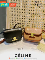 CELINE MINI TRIOMPHE IN TRIOMPHE CANVAS กระเป๋ามินิทรงชิค ดีไซน์รูปกล่องสุดแสนมินิมอล สามารถสะพายแบบ Crossbody และยังเป็น Belt Bagได้อีกด้วย วัสดุแคนวาสลาย Triomphe แบบไม่มีตกยุค ด้านหน้าโดดเด่นด้วยโลโก้สีทอง เป็นอีกหนึ่งตัวเลือกให้คุณเลือกสะพายในชีวิตประ