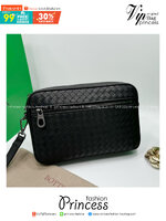BOTTEGA Clutch Bag / BOTTEGA Intrecciato Pouch With Wristlet กระเป๋าทรงพอช/คลัช มีสายคล้องมือ เท่คลาสสิก ดีไซส์สานเป็นเอกลักษณ์ everyday look เอาใจหนุ่มๆ