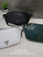 กระเป๋า Guess รุ่นนี้คาดเอว/คาดอก/สะพายข้างได้ครบทุกฟังก์ชั่น ด้านหน้าหนังเป็นลายตาราง ติดโลโก้แบรนด์รูปสามเหลี่ยมด้านหน้า เปิดปิดด้วยซิปยาว ด้านในเป็นช่องกว้างมีช่องซิปด้านใน ตัวกระเป๋าด้านหลังเป็นหนังเรียบ รุ่นนี้มีสายสะพายมา 2 เส้น เส้นแรกเป็นสายหนังปร