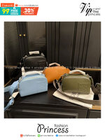 Loewe Mini Camera Crossbody Bag กระเป๋าสะพายทรงกล่อง เรียบหรูเป็นเอกลักษณ์ อย่างแท้จริง ปั้มโลโก้โดดเด่นสีเดียวกับพื้นหนัง ให้ความรู้สึกเรียบง่ายแต่แฝงความคลาสสิกในตัว
