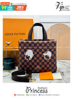 TOP ORI หนังแท้ | LV Mini Shopper Tote Bag Damier Phriendship Canvas กระเป๋าทรงโท้ท ดีไซน์แครี่ออลขนาดเล็กที่ได้แรงบันดาลใจจากดีไซน์กระเป๋าช้อปปิ้งคลาสสิก