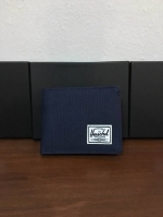 กระเป๋าสตางค์ Herschel Roy Wallet Coin (มีช่องใส่เหรียญ) การออกแบบก็เน้นใช้งานพกสะดวกกระเป๋าสตางค์ใบไม่ใหญ่ขนาดมาตราฐาน ช่องใส่บัตร 3 ช่อง ช่องใส่เหรียญ 1 ช่อง ช่องเก็บของหลังช่องใส่บัตรกับเหรียญอีกข้างละ 1 ช่อง ช่องใส่ธนบัตร 1 ช่อง
