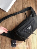 PREMIUM GIFT จากแบรนด์ PRADA ทรงคาดอก เหมาะกับสายStreet มากๆค่ะ ทรงสาย จุของได้เยอะ ไม่ซ้ำใครแน่นอนคะ ด้านหน้ามีช่องซิปแยก อะไหล่สีเงิน ภายในมีป้ายโลหะโลโก้แบรนด์ ใส่กระเป๋าตัง มือถือ บัตร ได้สบายคะ ผู้ชายใช้ได้ ผู้หญิงใช้ดีคะ รุ่นนี้ คอนเฟริม เลยค้าาาา