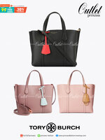 Tory Burch Perry small tote bag ออกแบบเพื่อเหมาะใช้งานได้ในชีวิตประจำวัน ใช้วัสดุผสมผสานช่วยให้กระเป๋าเป็นทรงสวยโดยยังคงคุณภาพนิ่ม สวยงามด้วยหนังวัวแท้ เรียบหรูและคลาสสิค สามารถใช้เป็น every day bag ภายในมีช่องแยกใช้งานอย่างชัดเจน ขนาดที่กำลังพอดีเลยจัดเป