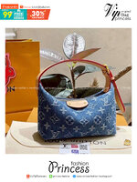 LV Hills Pochette Denim Washed Blue กระเป๋าสะพายถือหรือคล้องไหล่ได้อย่างสวยหรู ติดแกรมด้วยงานเดนิมเท่ๆ ใบขนาดกะทัดรัดใช้งานง่ายคล่องตัว เป็นใบที่คลองใจสาวๆ ได้ไม่ยาก