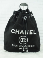 premium gift Chanel ทรงขนมจีบปักโลโก้นูน โลโก้ปัก ผ้า canvas เนื้อหนาอย่างดี มีซับใน ด้านหน้าปักโลโก้แบรนด์หรู จุดเด่นที่เป็นเป้สะพายด้านหลัง หรือสะพายด้านข้างก็ได้