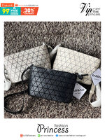 BAO BAO ISSEY MIYAKE Crystal Shoulder Bag งานดีไซน์ที่ดูเรียบง่ายทั้งรูปแบบการใช้งาน มีช่องเปิดปิดแบบซิปเพื่อให้คุณพกพาของมีค่าได้อย่างสบายใจป้องกันสิ่งของตกหล่น