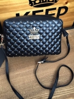 ได้ shoulder bagจากแบรนด์ KEEPBAG หนัง สวยๆ มาฝากด้วยน๊า ทรงคลาสสิคมาก เห็นแล้ว #เลิฟเลย 😍 ตัวกระเป๋าขนาดกำลังดี ภายในมีช่องเก็บของคะ ใบนี้แนะนำเลย สวยมาก