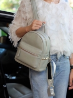 รุ่นใหม่ล่าสุดเลย ห้ามพลาดน๊า !!! งานหนังแท้ ทางร้านได้ รุ่นสุด Chic ทรง mini mini น่ารักๆ จากแบรนด์ KEEP มาฝากคะ กระเป๋า หนังแท้เนื้อดี ลายหนังชัด ทนทานคะ น้ำหนักเบา ดีไซด์ ทันสมัย เข้าได้กับทุกชุด สายสะพายเป็นหนังมีอัดแผ่นรองเพิ่มความนิ่มเวลาสะพายคะ ด้า